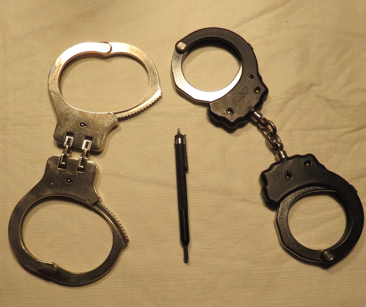 Police training How to quickly apply and remove handcuffs